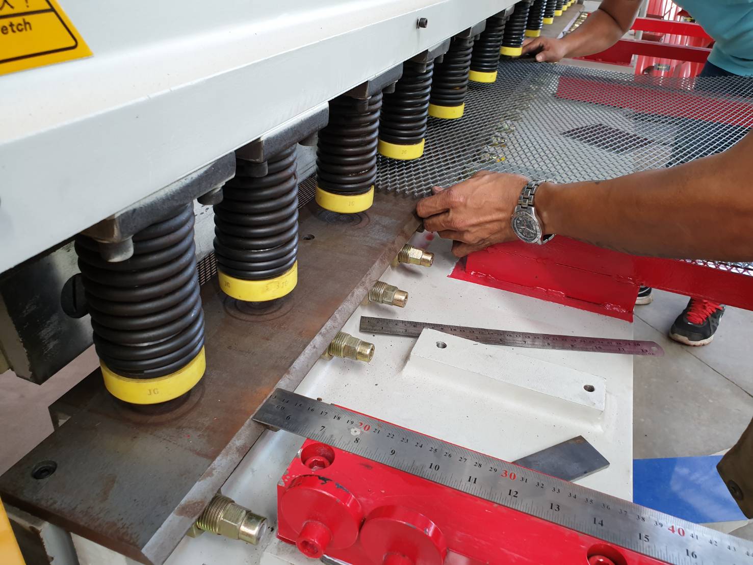 บริการตัดตะแกรงเหล็กฉีก